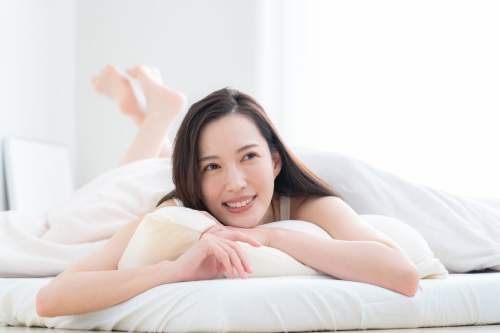 ベッドでリラックスして過ごす女性