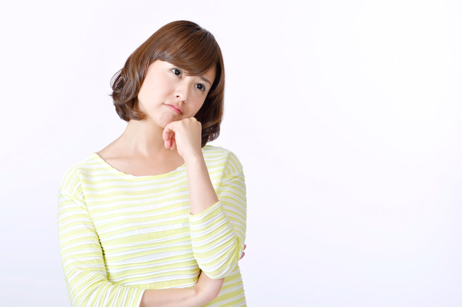 悩む女性